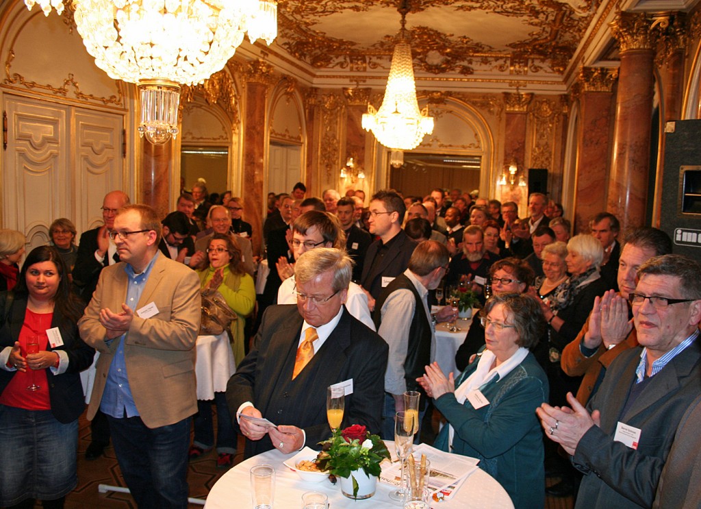 Großes Gedränge im Spiegelsaal des Bergedorfer Rathauses