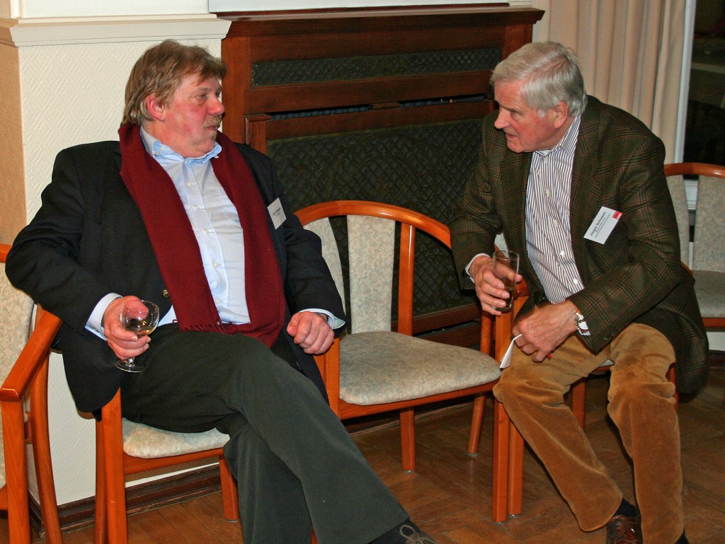 ... aber auch im kleinen Kreis wie hier Ernst Heilmann von der Fraktion Die Linke und dem SPD-Bezirksabgeordneten Jürgen Schramm (rechts).